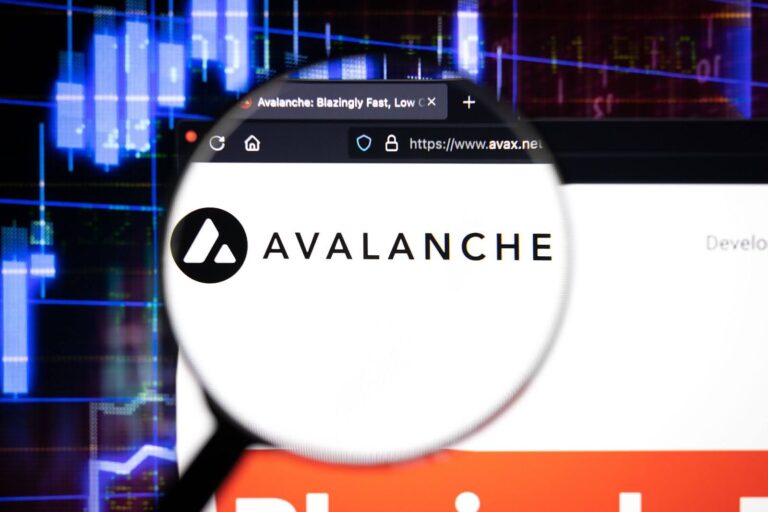 Avalanche (AVAX) Gains Traction Amid Price Recovery; Memecoin (MEME) Gains Investor Favor; NuggetRush (NUGX) Jumps Past $3M in ICO
